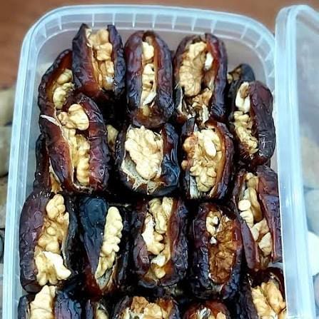 تصویر 2 از خرما پیارم با مغز گردو با طعم طبیعی و ارزش غذایی بالا، مناسب مصرف روزانه